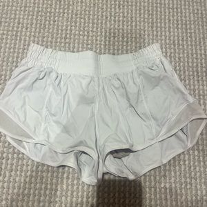 white hotty hot lulu shorts size 6 2.5 inch